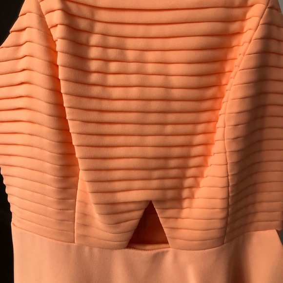 Beautiful peach long gown with straps and a ruffle - Picture 3 of 9